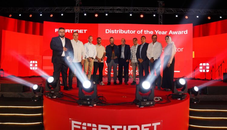 "أحمد توفيق، الرئيس التنفيذي لشركة VAS للحلول المتكاملة، خلال استلام جائزة موزع العام من فورتينت في مصر.