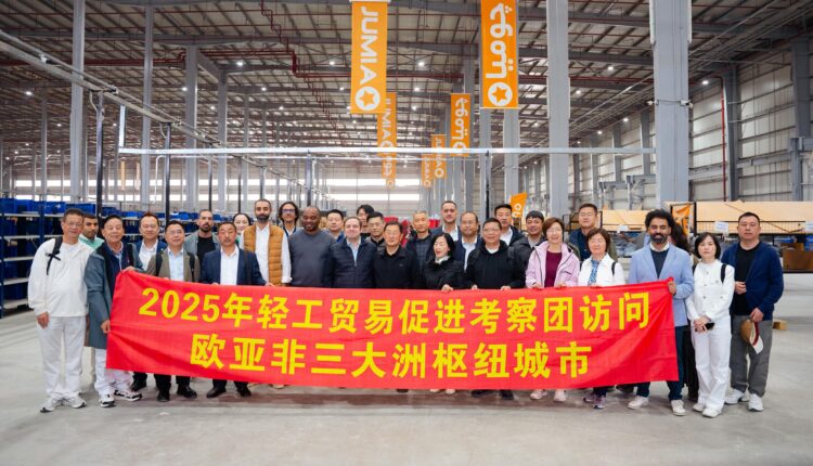 وفدً من الغرفة الصينية للتجارة الدولية لمنتجات الصناعات الخفيفة والحرف اليدوية (CCCLA)