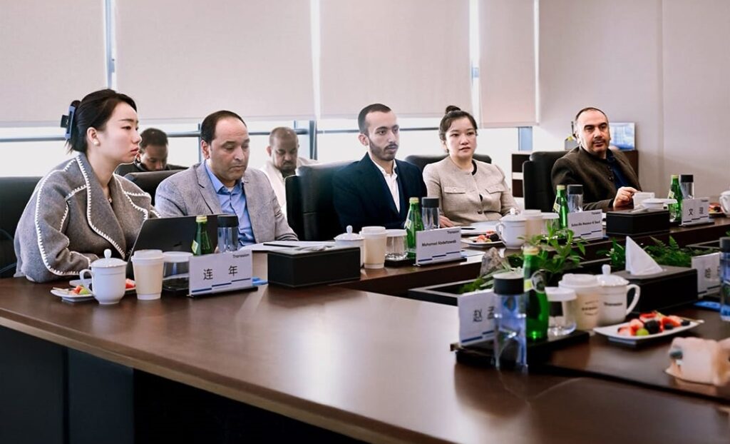 وفد سعودي برئاسة الأمير سلطان بن منصور يزور مقر إنفينيكس في شنغهاي