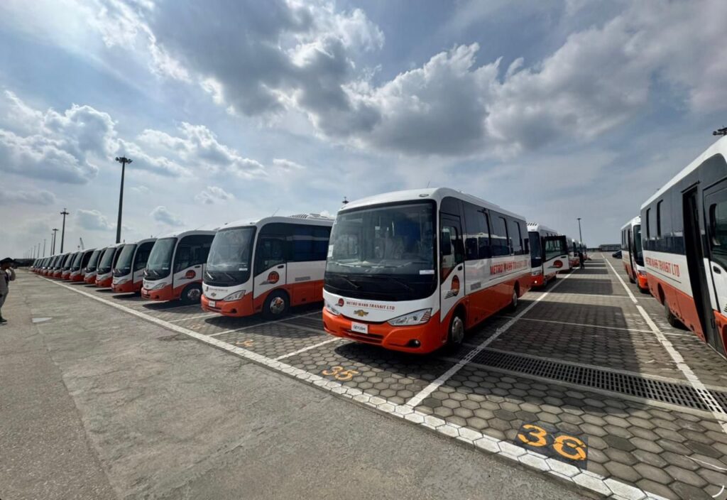 المنصور للسيارات تُصدر 100 حافلة إلى غانا في أول عملية تصدير من ميناء شرق بورسعيد